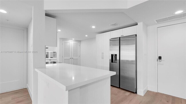 Photo - 555 NE 34th St Unidad 1405