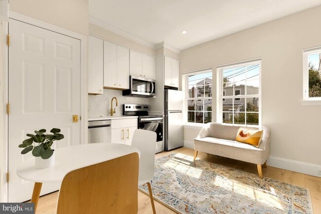 Building Photo - Private Georgetown Living!