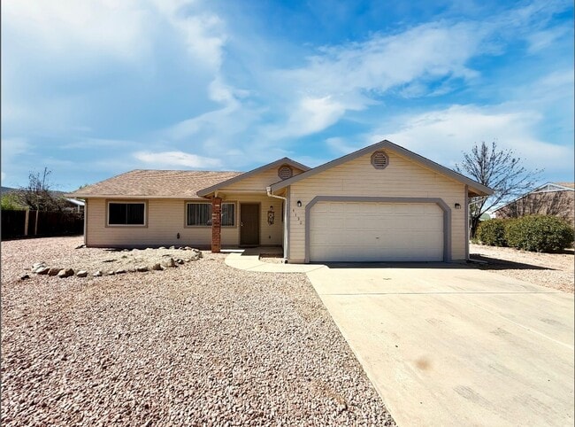Building Photo - 3 bedroom home centrally located in Prescott Valley