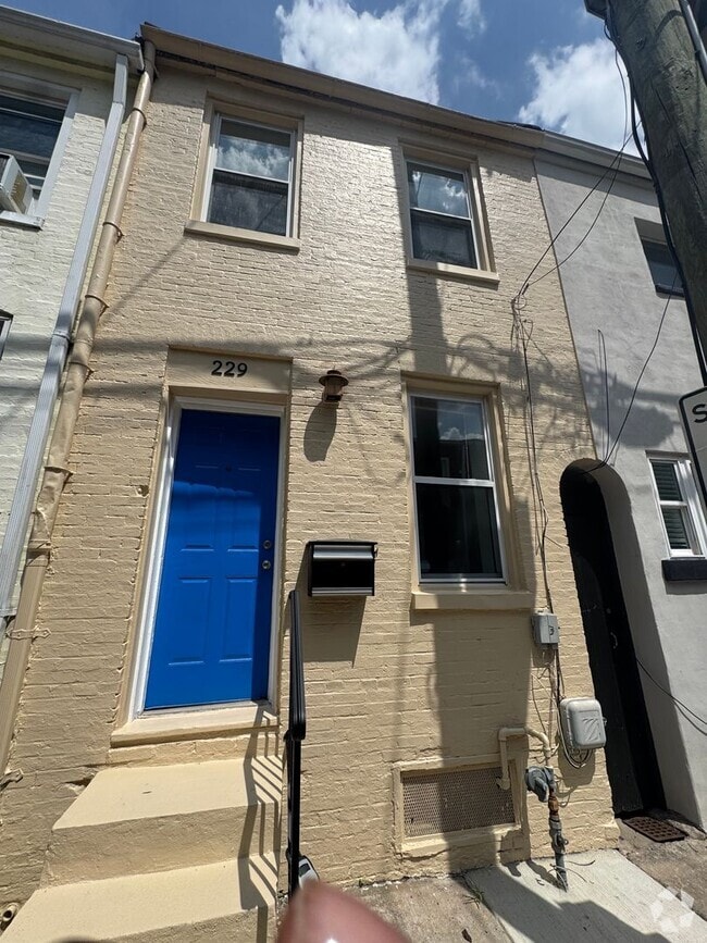 Building Photo - Beautifully Renovated 2 Bed / 2 Bath Rowho... Rental