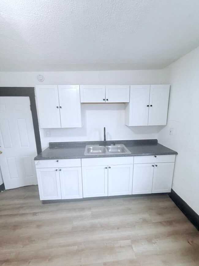 2791 E 127th St Unidad DOWN