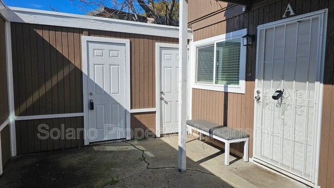 Building Photo - 1712 Arthur Ct