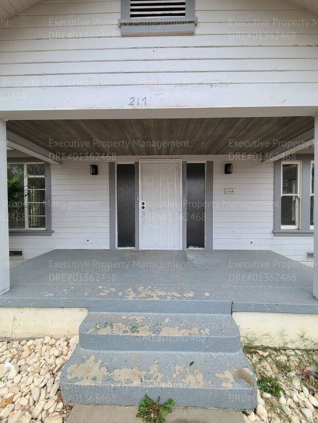 Photo - 3 bedroom/ 2 bathroom house located in East Bakersfield near a hospital and an elementary school.