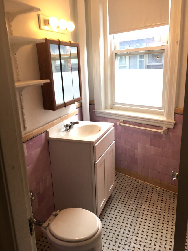 Photo - 2035 Commonwealth Ave Unidad 2