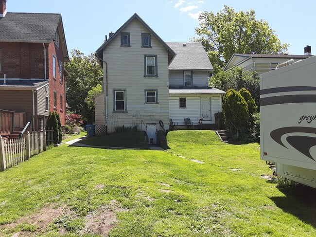 Rear yard - 210 W Montgomery Ave Unidad 1st floor