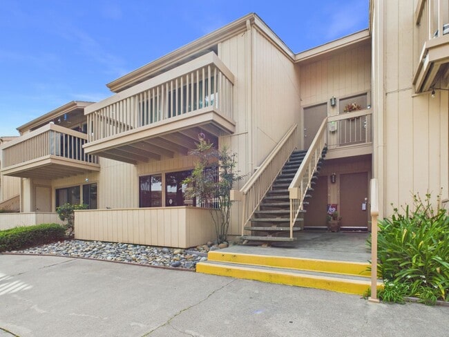 Building Photo - Upstairs One Bedroom Condo now available at Kimberly Place.