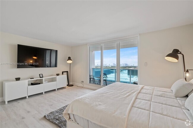 Building Photo - 2301 Collins Ave Unit 1130 Rental