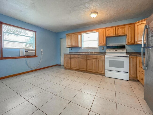 Building Photo - 732 N G St Rental