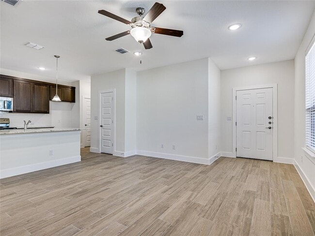 Photo - 450 Parkline Dr