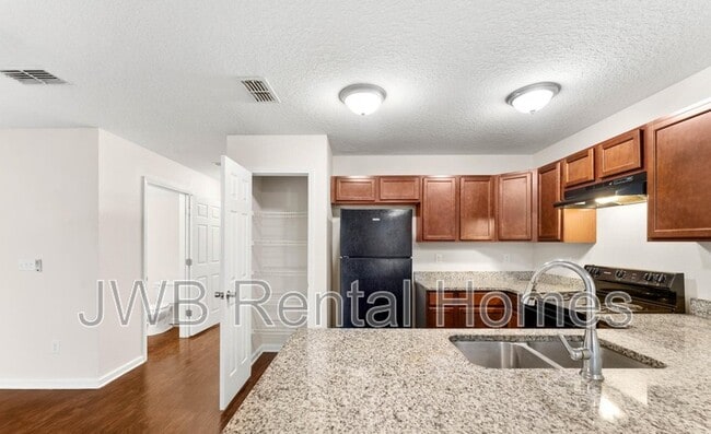 Photo - 685 Herman St