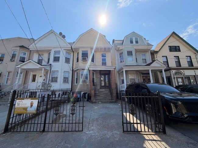 Building Photo - 223 Harrison Ave Unit 2