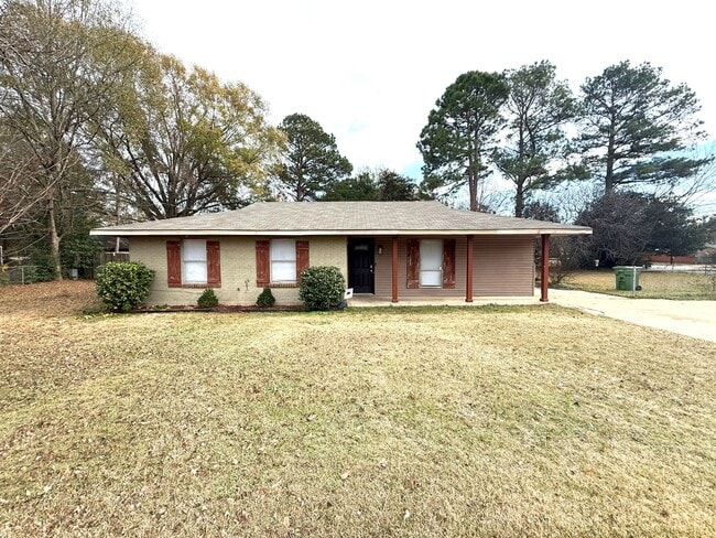 Building Photo - ** 4 Bed 2 Bath located in Montgomery East ** Call 334-366-9198 to schedule a self tour