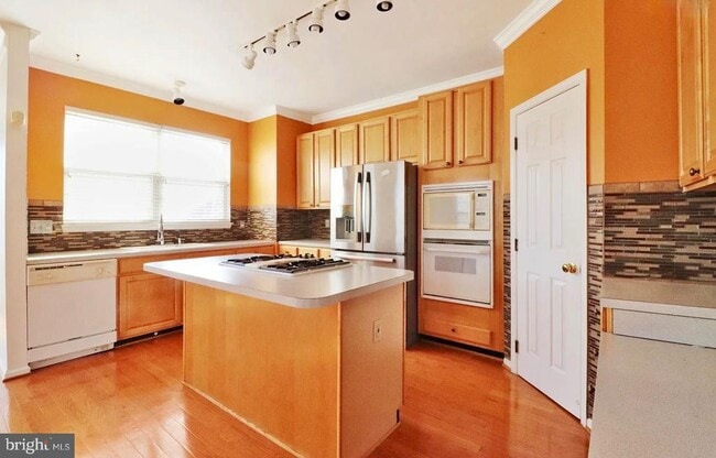 Photo - 8731 Farnham Way