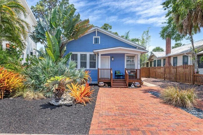 Photo - 1676 Oak St