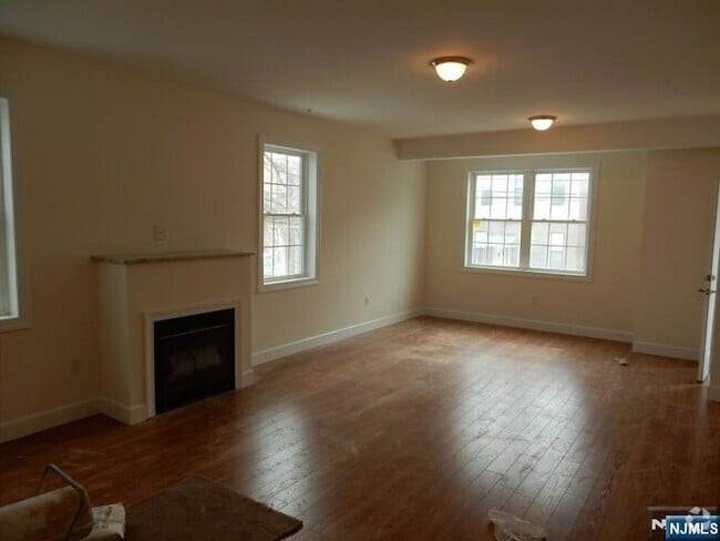Building Photo - 110 39th St Unit 2 Rental