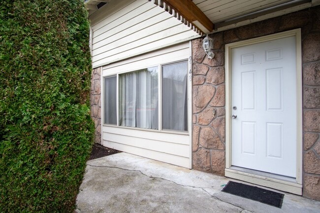 Building Photo - VERY Spacious Corner Townhouse with Private Patio, DW, W/D Hookups! Unit 9148