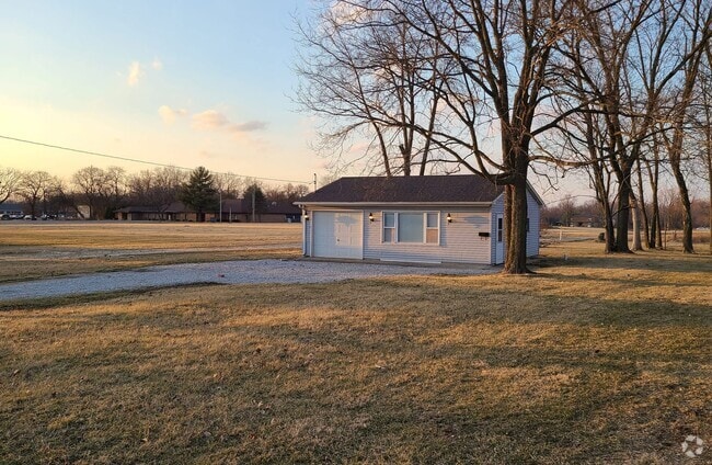 Building Photo - 244 E Woodland Ln Rental