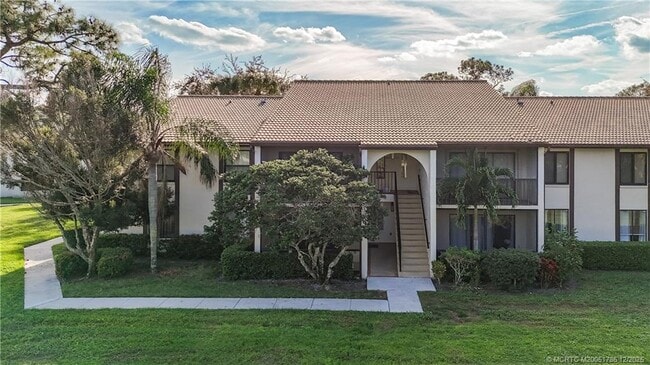 Building Photo - 1965 SW Silver Pine Way Unit H1