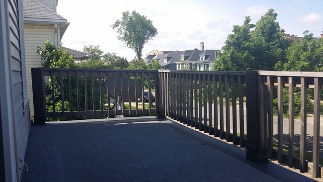 Terrace - 169 Norwalk Ave Unidad Upper