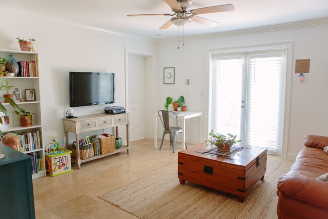 Living - 247 Malverne Rd Unit 247