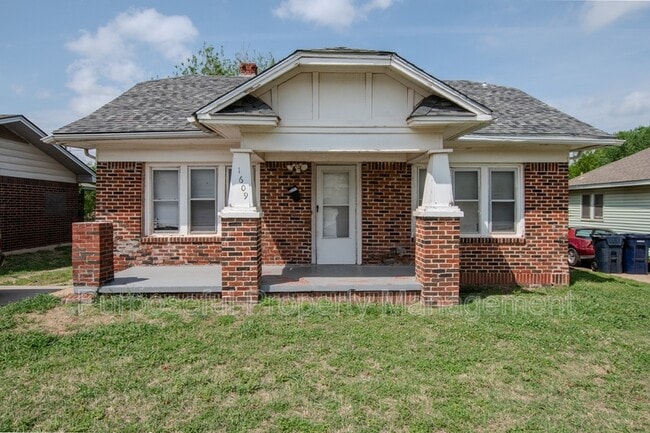 Building Photo - 1609 NE 18th St