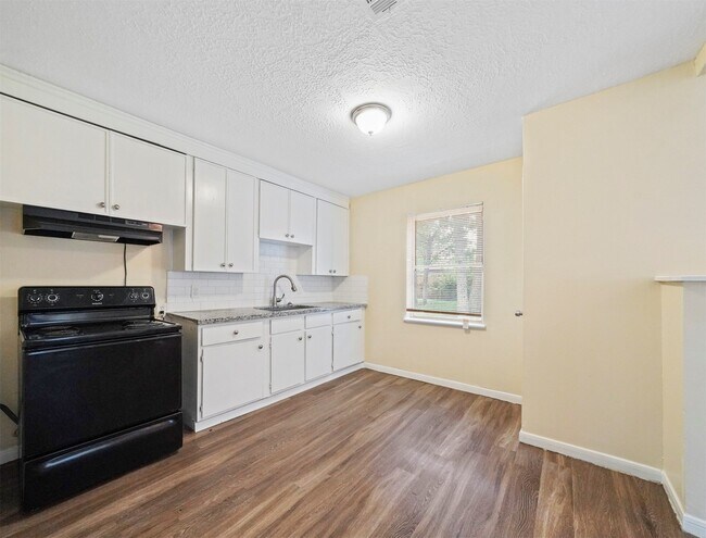 Photo - 2509 Lancaster Ln