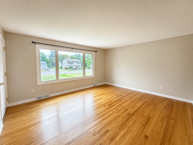 Gleeming Hardwoods in Gracious sized Livingroom - 26 Patricia Ln Unit A