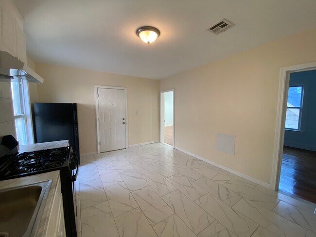 Photo - 450 Poplar St