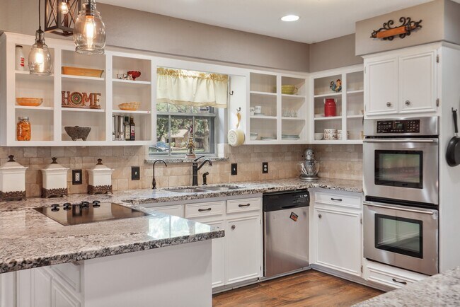 Building Photo - 5003 Mockingbird Ln