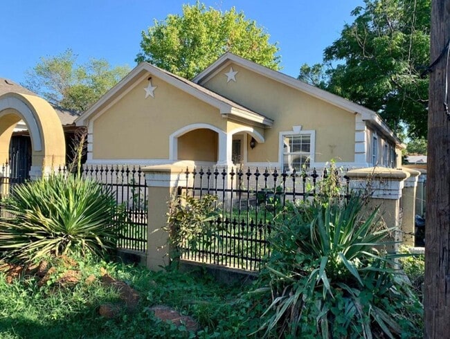 Building Photo - Spacious 2 Bed, 1 Bath Home in Riverside R...