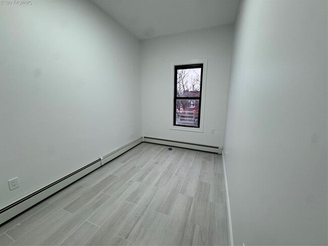 Photo - 102-01 Northern Blvd