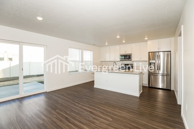 Photo - 896 Knowledge St