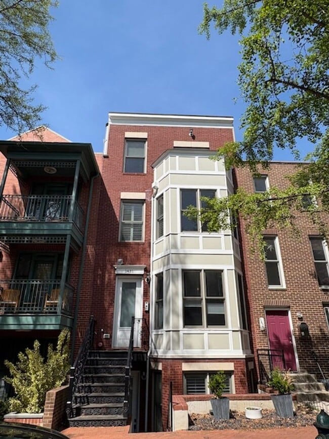 Building Photo - Beautifully Updated 2 BR 2 BA in the heart of Logan Circle Unit 1
