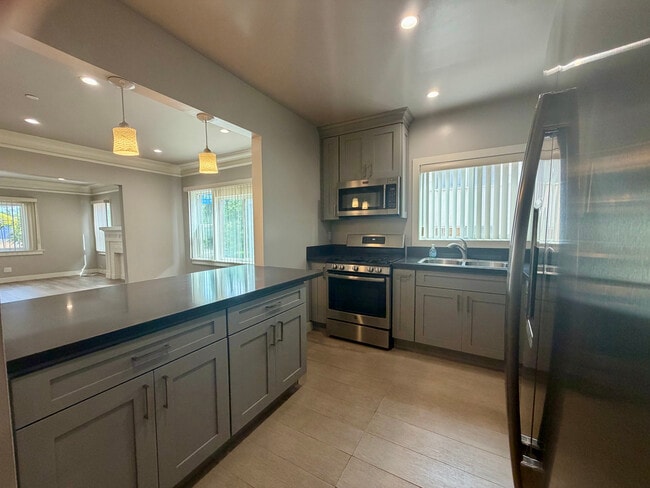 Building Photo - 2059 N Vermont Ave Unit 2059