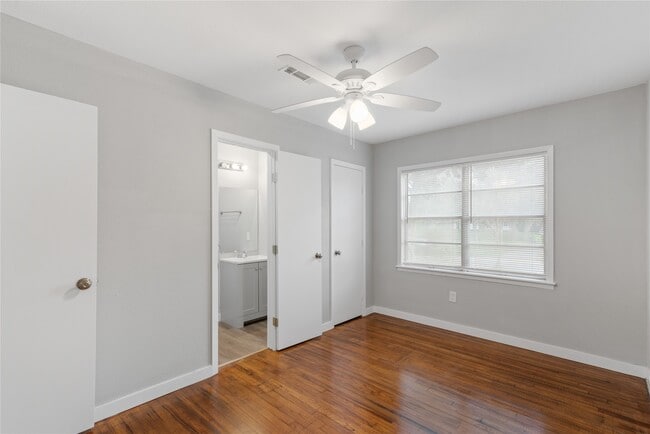 Photo - 615 Riveredge Dr