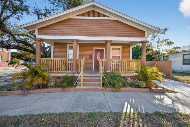 Building Photo - Updated Tampa Home – Prime Central Location 4 Beds - 2 Baths!