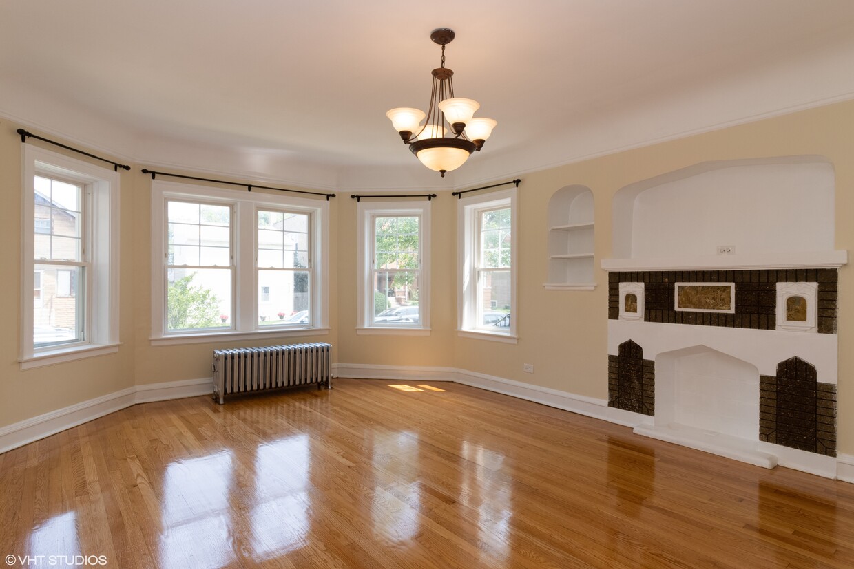 Photo - 5321 W Cornelia Ave (Chicago, IL)