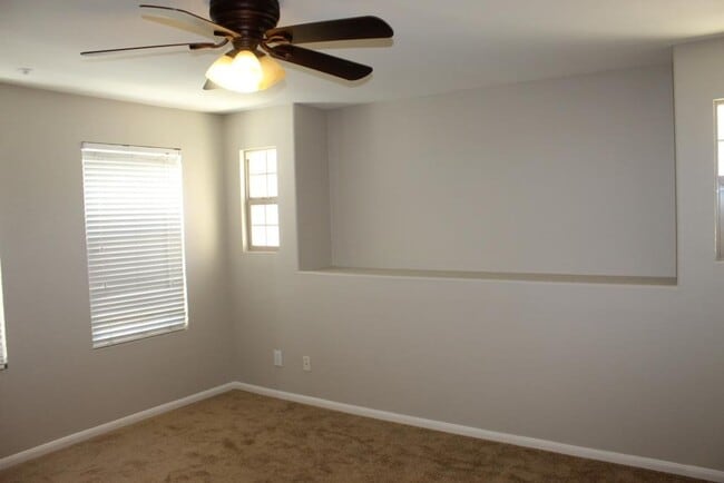 Photo - 3 Bd/3.5 Ba townhome w balcony & attached 2 car garage ~ Bishop
