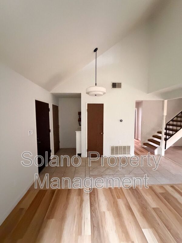 Photo - 950 Pembroke Way