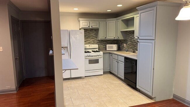 Photo - 9S060 Lake Dr Unit 102