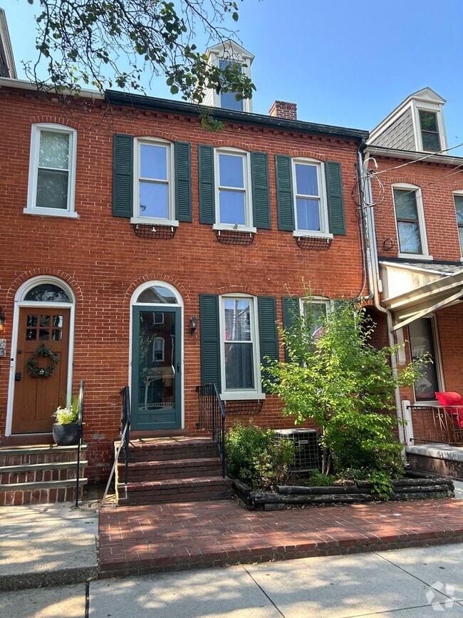 Building Photo - Beautiful 3 Bedroom, 1.5 Bath - 2 Car Deta... Rental