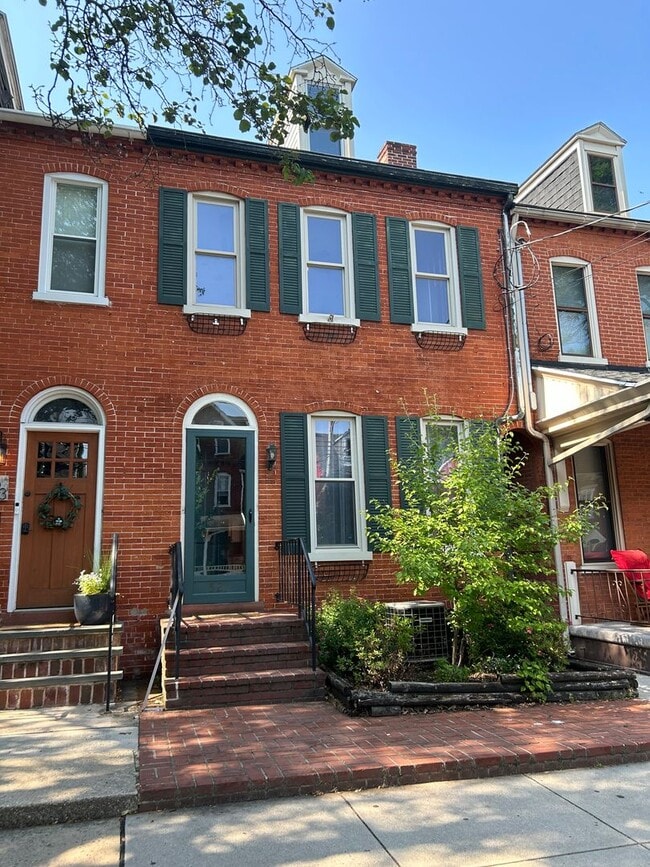 Beautiful 3 Bedroom, 1.5 Bath *2 Car Detac... - Beautiful 3 Bedroom, 1.5 Bath *2 Car Detac... House