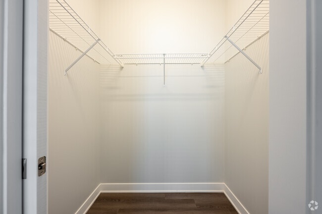 1 habitación, 1 baño, 683 pies cuadrados, armario en el dormitorio