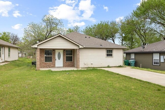 Building Photo - Step into comfort and modern convenience with this charming 3-bedroom, 2-bathroom home in Sherman...