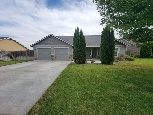 Building Photo - Charming Home on Richland– Fenced Yard, Fi...