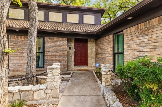 1100 Wayland Dr