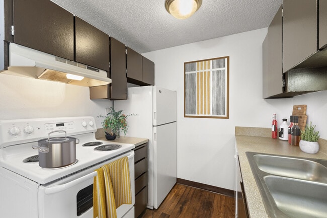Lake Crest Apartments apartments — community photo