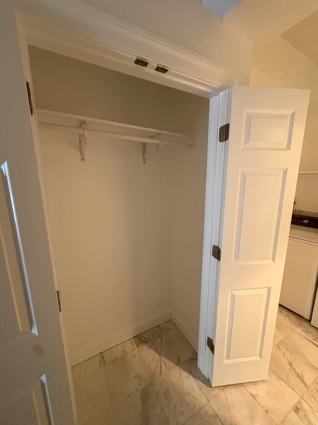 Amplio armario junto al estudio. - 4600 Kenmore Dr NW Unidad Private Apartment