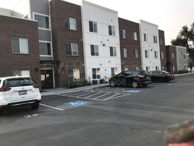 Building Photo - 2874 Kiesel Ave Unit 202