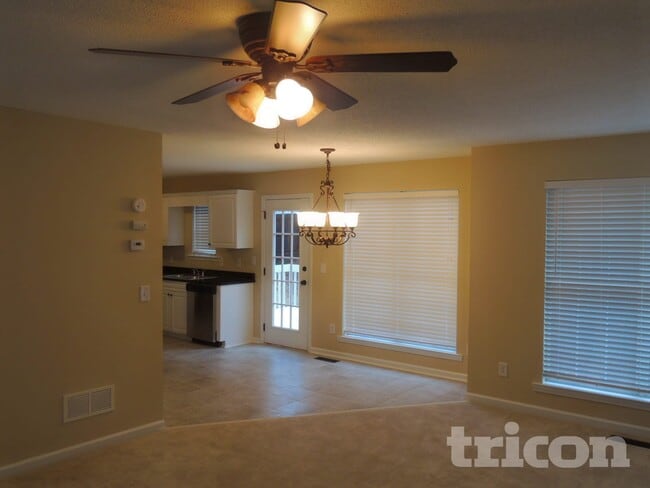 Photo - 214 Amber Trce